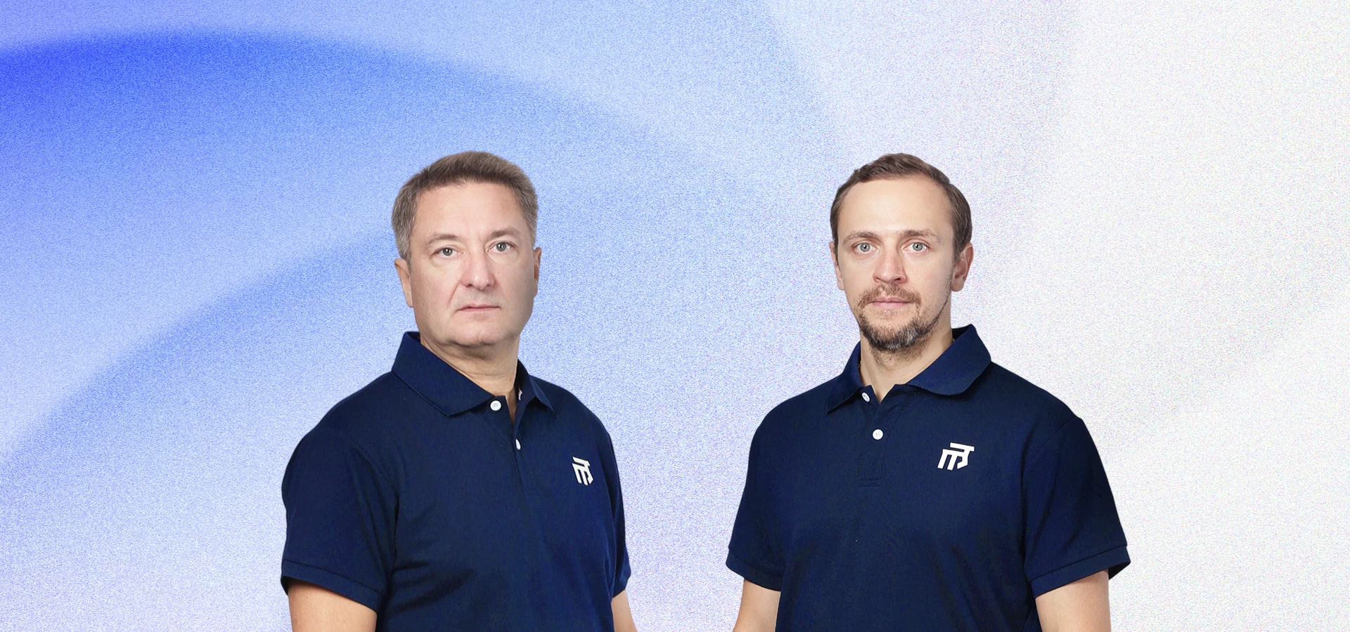 Тренер на бровке показывает замену в предсезонном матче